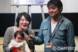 監督のホアン・ジーさんと夫でプロデューサー兼撮影監督の大塚竜治さんが愛娘を抱いて登場